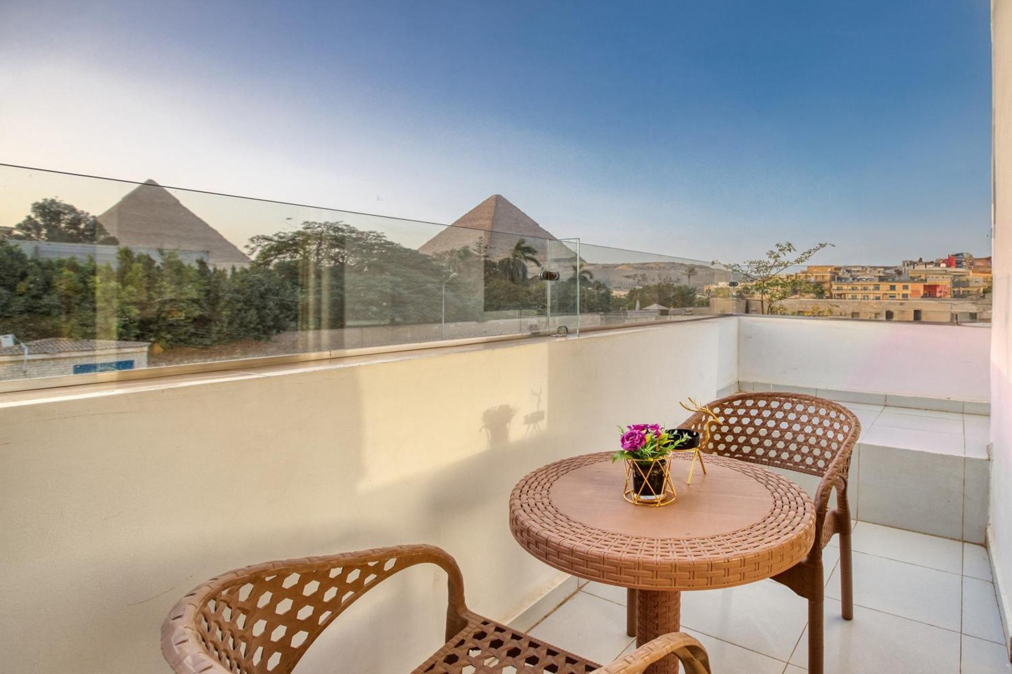 Location Pyramid Apartment *